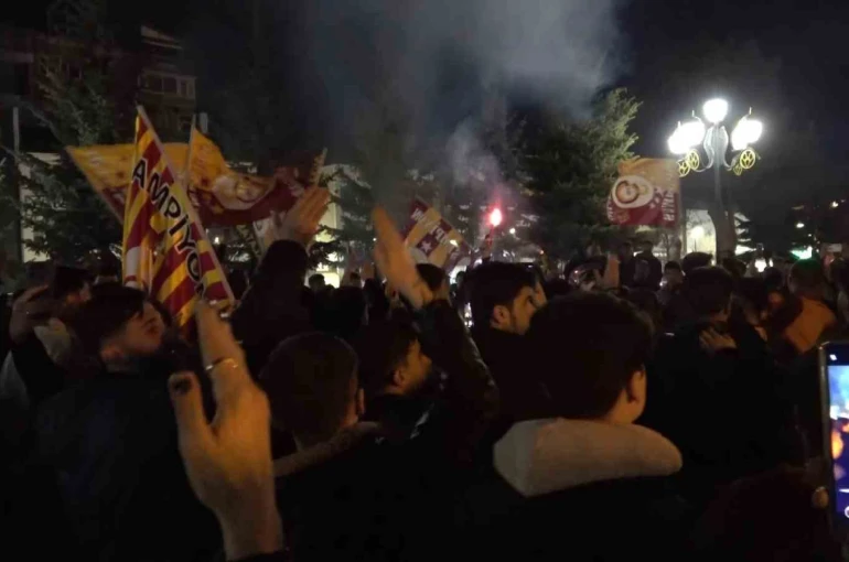 Erzurum’da Galatasaray taraftarının derbi galibiyeti coşkusu 