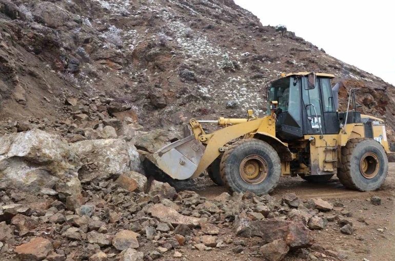 Erzurum’da heyelan yolu kapattı 