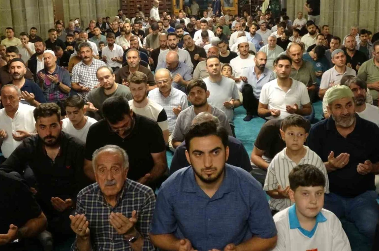 Erzurum’da Mevlid Kandili’nde camiler doldu taştı