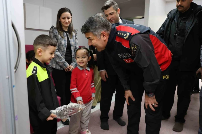Erzurum’da minik dadaşlardan "Emniyet kemeri" farkındalığı 