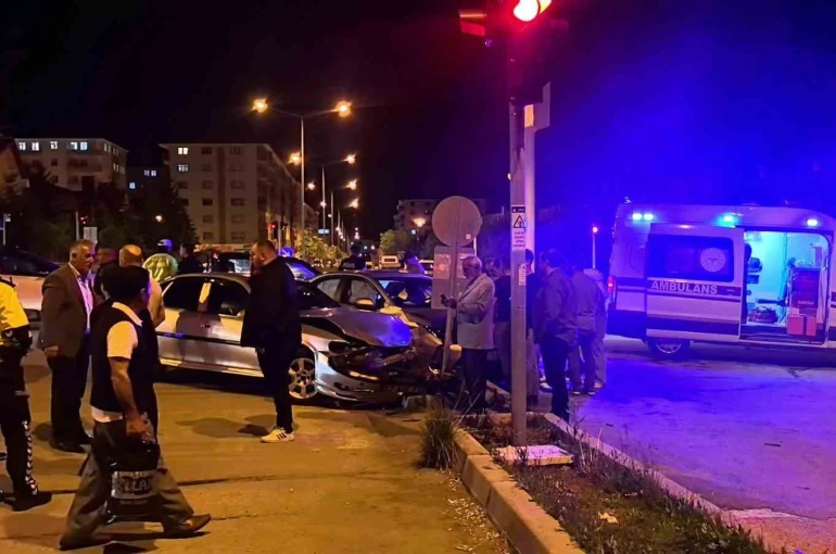 Erzurum’da trafik kazası: 2 kişi yaralandı 