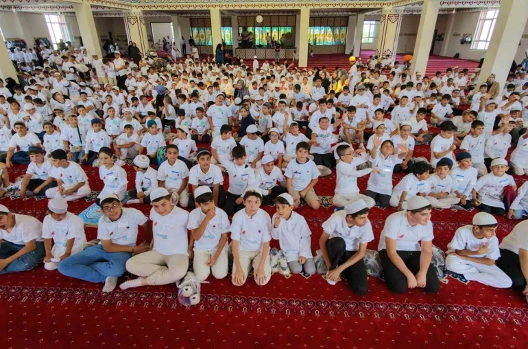 Erzurum’da yüzlerce öğrenci cami buluşmasında bir araya geldi 