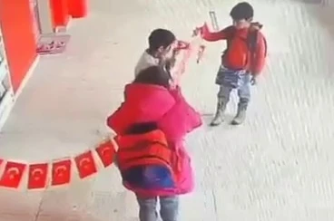 Erzurum’dan yürekleri ısıtan görüntüler: Minikler yere düşen bayrağı asmak için seferber oldular 