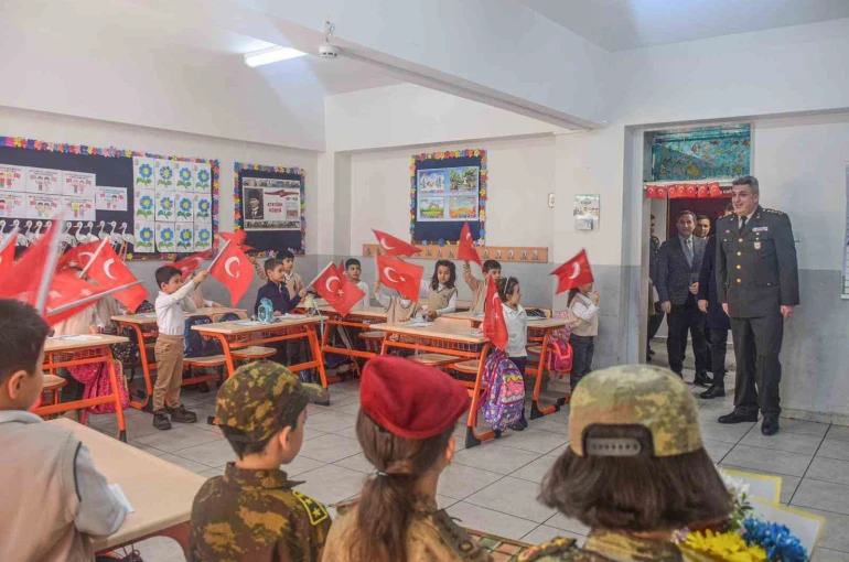 Erzurumlu minik yürekler Mehmetçiğe mektup yazdı 