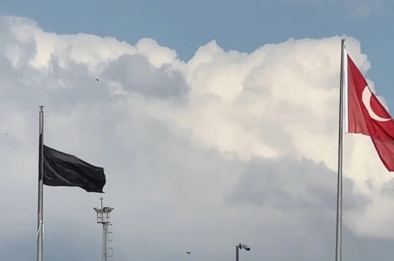 Esendere Sınır Kapısı’nda kısıtlama: İran tarafında dev siyah bayrak dikkat çekti