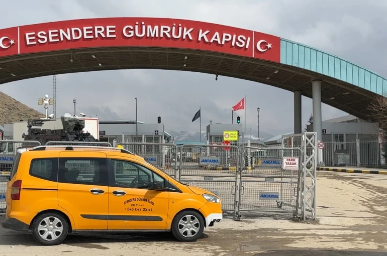 Esendere Sınır Kapısı’nda sessiz bekleyiş sürüyor
