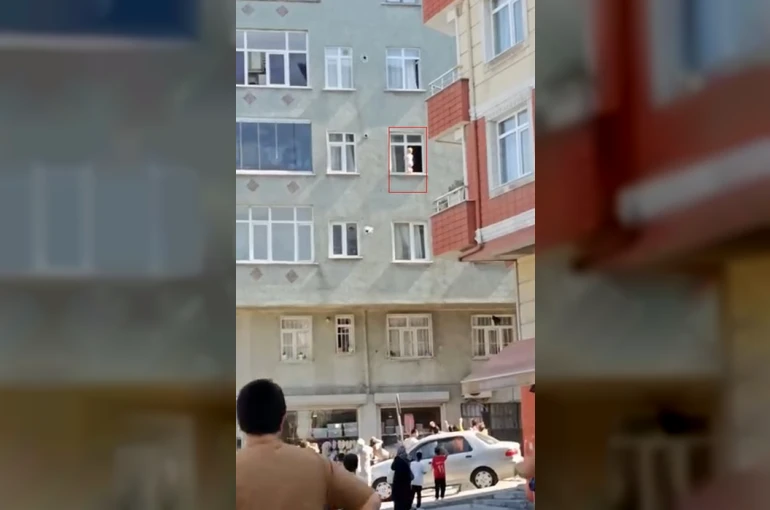 Esenler’de 3’üncü katın evin penceresinde yürüyen bebek yürekleri ağza getirdi 