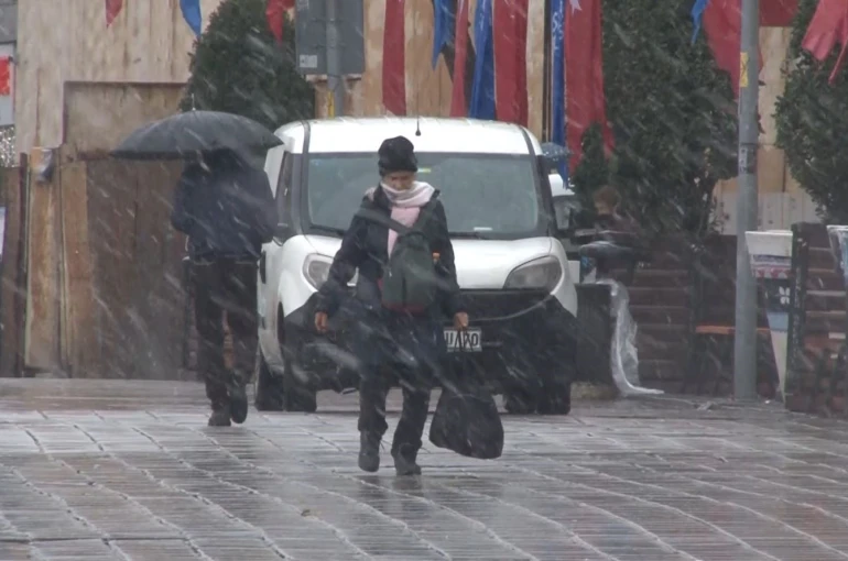 Esenler’de kar yağışı 