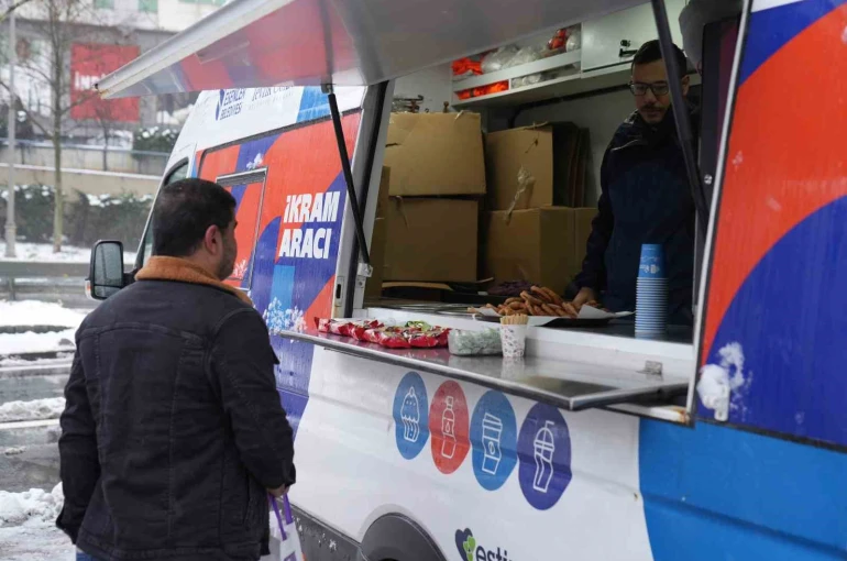 Esenler’de karla mücadeleye sıcak destek 