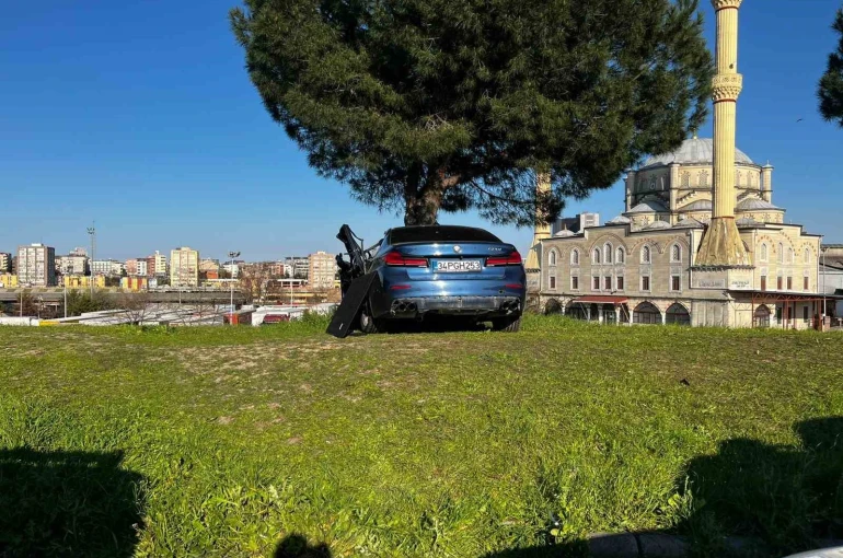 Esenler’de otomobil kamyonete çarptı: 6 yaralı 