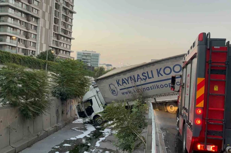 Esenler’de tır yol kenarındaki dereye uçtu: 1 yaralı