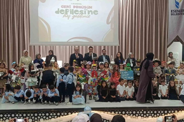 Esenlerli miniklerden geri dönüşüm defilesi 