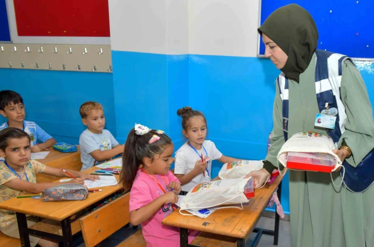 Esenyurt Belediyesi 26 bin öğrenciye kırtasiye seti dağıttı 