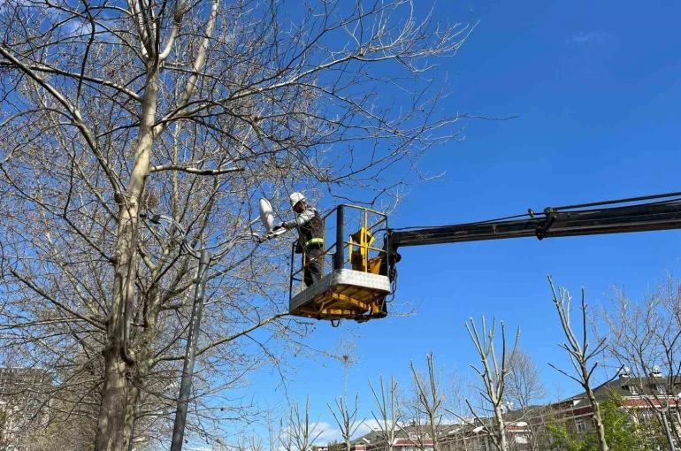 Esenyurt Belediyesi’nden yeşil alanlara bahar dokunuşu 