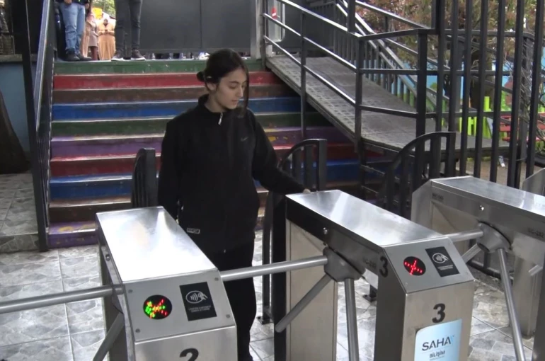 Esenyurt Ortaokulu’nda 6 yıldır uygulanan kartlı turnike sistemi velilere güven veriyor 