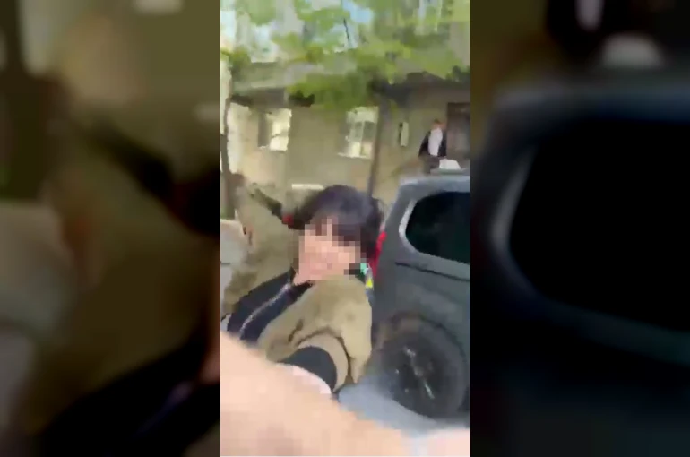 Esenyurt’ta bir kadın eski eşini sokak ortasında darp etti 