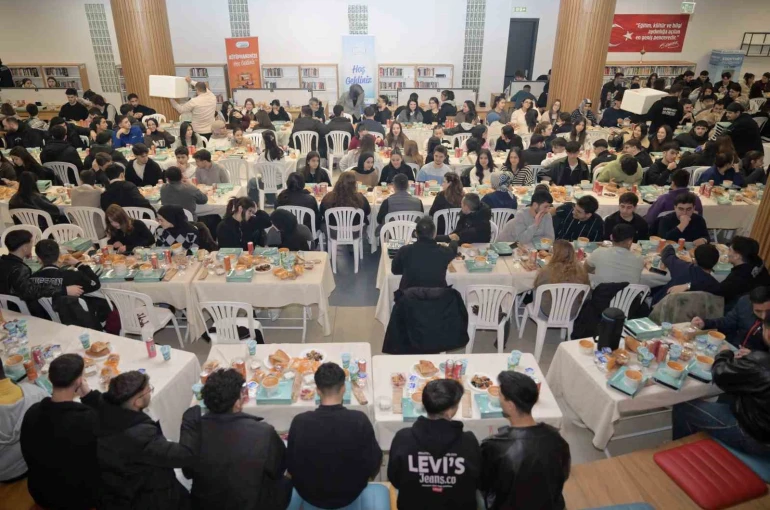 Esenyurt’ta gençlerle iftar buluşması