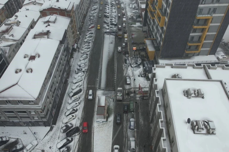 Esenyurt’ta kar yağışı etkili oluyor, beyaza bürünen bölge havadan görüntülendi 
