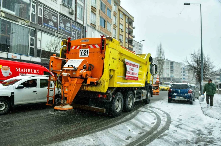 Esenyurt’ta karla mücadele çalışmaları aralıksız sürüyor 