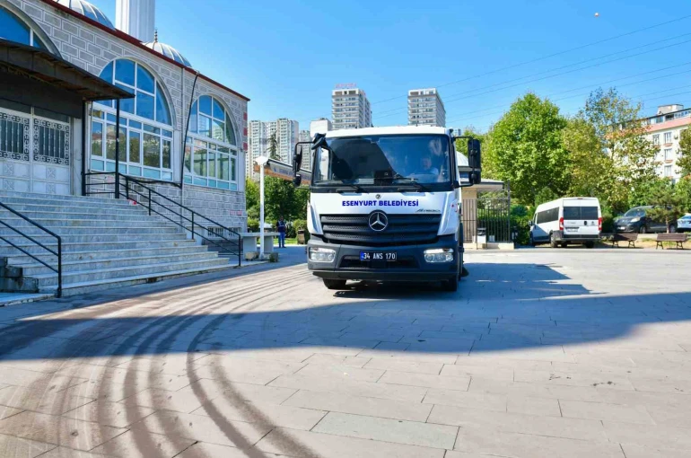 Esenyurt’ta Mevlit Kandili öncesi camiler ve mezarlıklar temizlendi 