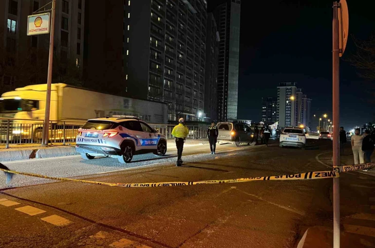 Esenyurt’ta motosiklet yolun karşısına geçmeye çalışan yayaya çarptı: 1 ölü, 2 yaralı