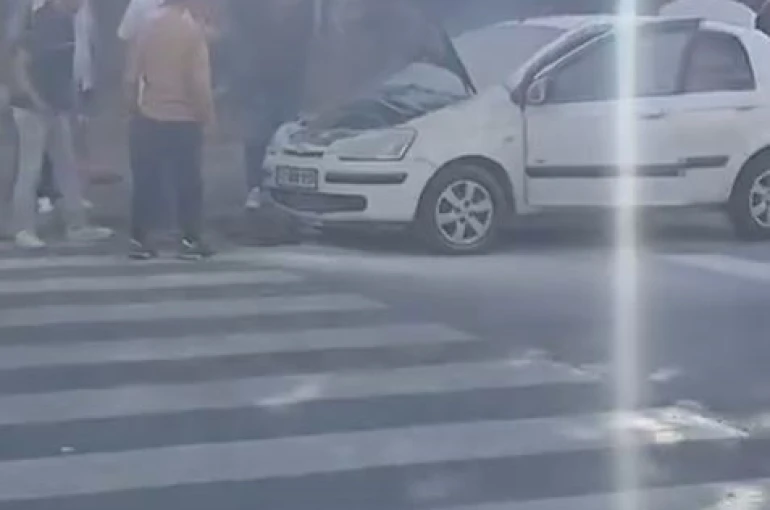 Esenyurt’ta okul önünde park halinde olan araç yandı