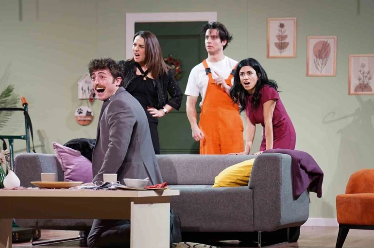 Esenyurt’ta "Sara’yı Evlendirmek" oyunu izleyiciden tam not aldı 