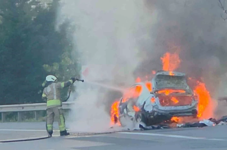 Esenyurt’ta seyir halindeki otomobil alev alev yandı 