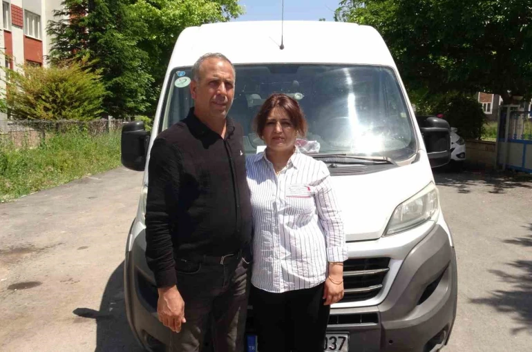 Eşine yardım için direksiyon başına geçti, öğrenci servisinin sevilen şoförü oldu 