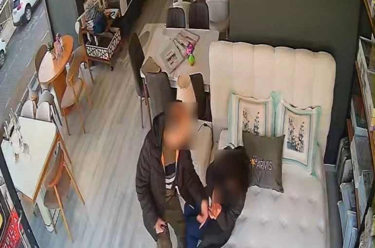 Eşini mobilya mağazasında darbetti: O anlar kamerada 