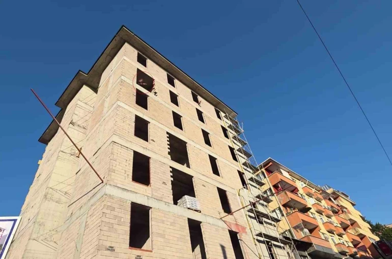 Eşiyle tartışınca inşaat halindeki binaya çıktı, ekipler seferber oldu
