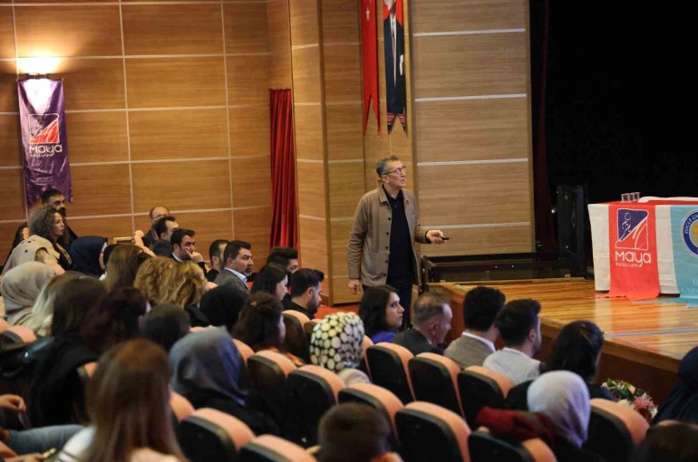 Eski Bakan Selçuk, Diyarbakır’da öğretmen ve velilerle buluştu 