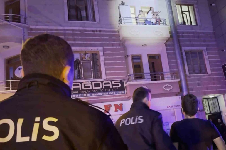 Eski eşini darbeden şahıs çocuklarını bıçakla rehin aldı 