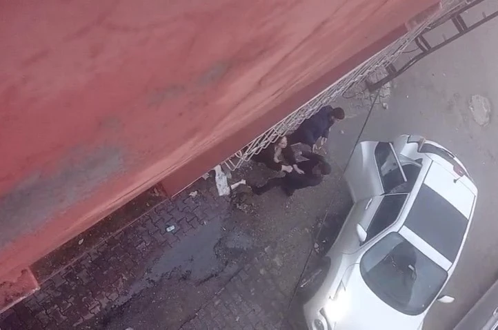 Eski eşini sokak ortasında darbeden şahıs gözaltına alındı 