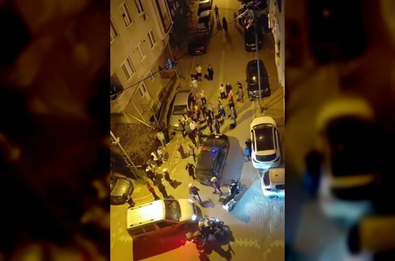 Eski sevgili evini bastı, binayı taşlayarak etrafa ateş etti; o anlar kamerada 