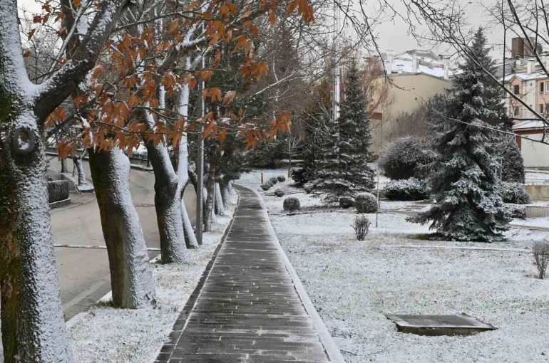 Eskişehir güne kar sürpriziyle uyandı 