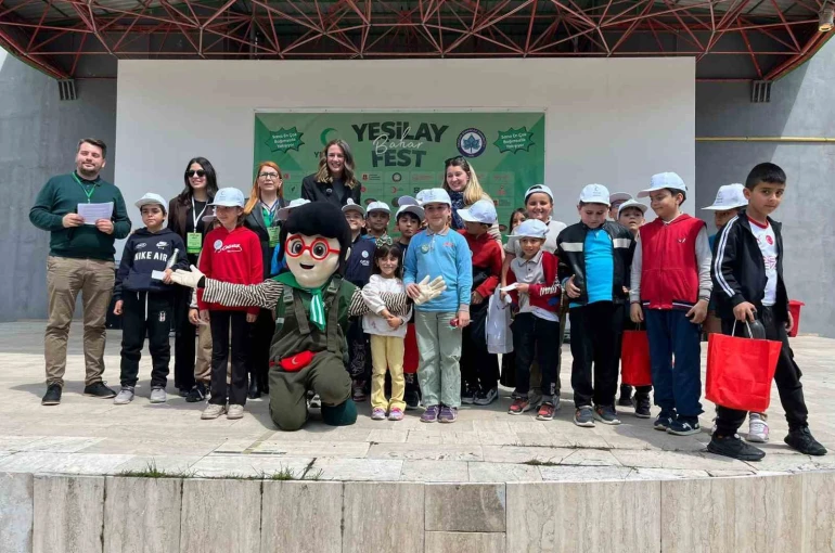 Eskişehir Vali Münir Raif Güney İlkokulu öğrenc ileri bağımlılığa karşı festivalde 