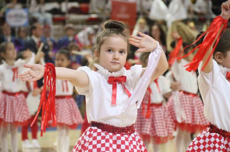 Eskişehir’de 23 Nisan coşkusu Şehit Anıl Gül Spor Salonu’nda yaşandı 