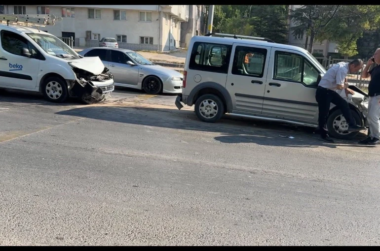 Eskişehir’de 4 aracın karıştığı zincirleme kaza: 2 yaralı