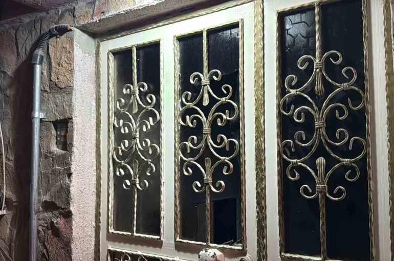 Eskişehir’de aile içi kavgada evinin camlarını kıran şahıs aracıyla kaçtı