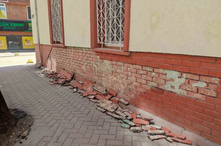 Eskişehir’de cami duvarının dekoratif tuğlaları deforme olup kaldırıma döküldü 