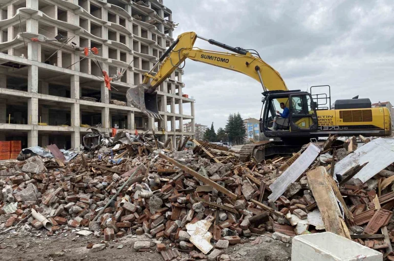 Eskişehir’de çöken binanın yanındaki riskli yapı da yıkıldı 