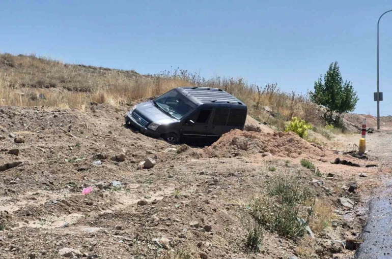 Eskişehir’de hafif ticari araç toprak alana savruldu: 2 yaralı