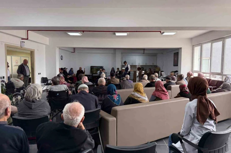 Eskişehir’de huzurevi sakinleri için tiyatro gösterisi düzenlendi 