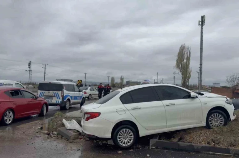 Eskişehir’de iki otomobil çarpıştı: 1 yaralı 