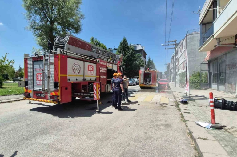 Eskişehir’de iş yeri yangını, dumandan etkilenen 6 kişi hastaneye kaldırıldı 
