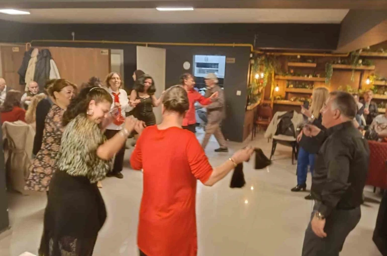 Eskişehir’de kadın zeybeklerin ’Meşk Gecesi’ güzel geçti 