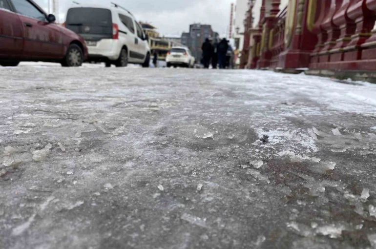 Eskişehir’de kaldırımlar buz pistine döndü 