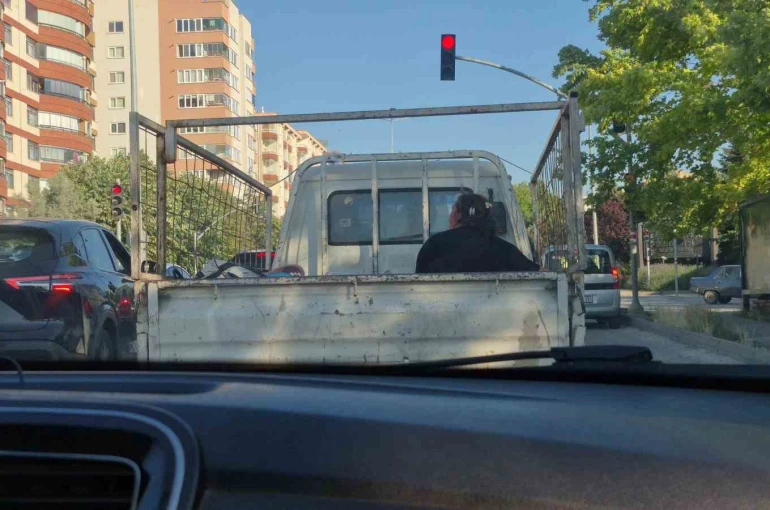 Eskişehir’de kamyonet kasasında tehlikeli yolculuk 