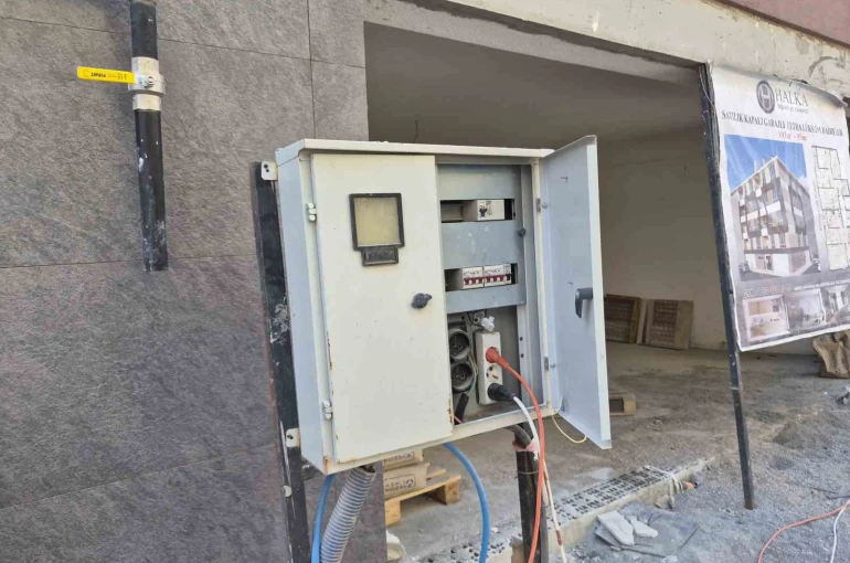 Eskişehir’de kapağı açık bırakılan elektrik panosu korkutuyor